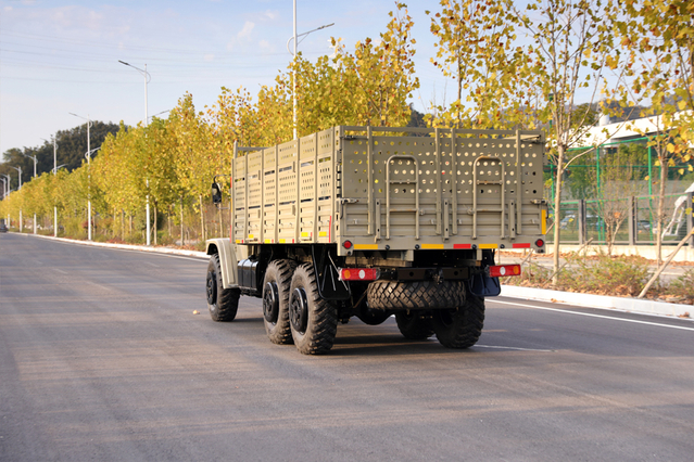 ລົດບັນທຸກສິນຄ້າທີ່ມີຄວາມສູງຂື້ນກັບລົດຍົນ Eq2100E6D ແບບຄລາສສິກ 245 ຊີ້ໄປໃນລົດຂົນສົ່ງ 140 ລົດມ້າ _190 ມ້າສູງ